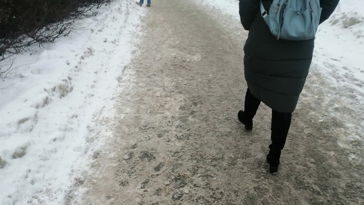 Коммунальщики заплатят 395 тыс. руб. женщине, которая упала во дворе Челябинска