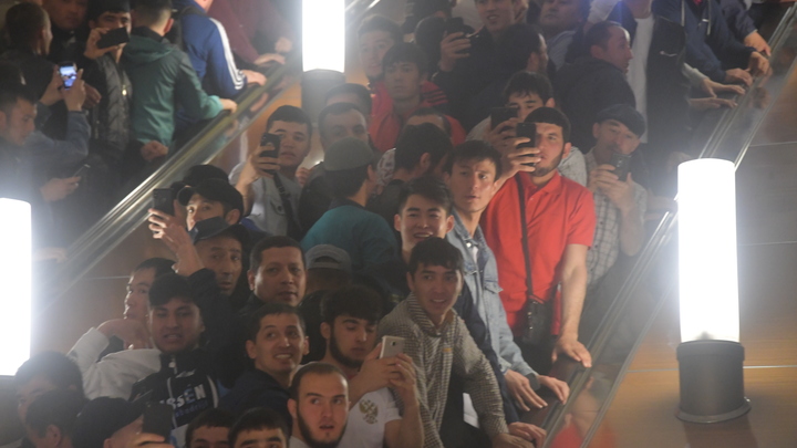 Впервые увидел эскалатор, навернул кругов 6: Видео из ТЦ в Камеруне погрузило русских в ностальгию