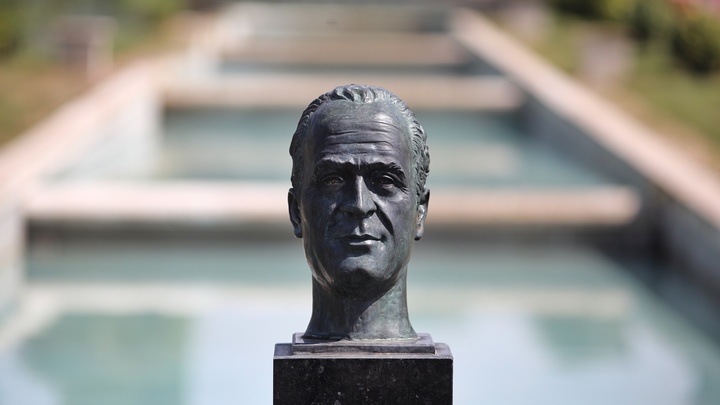 Улетел и не обещал вернуться: Бывший король Испании эмигрировал за океан после скандала