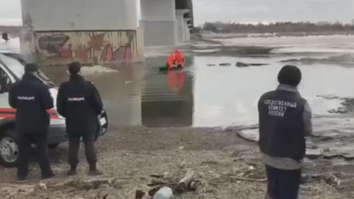 Под мостом через Томь обнаружили тело мужчины