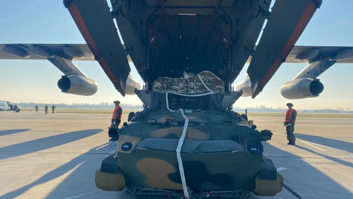 Страшный сон нациков и рагулей: Кадры прибытия русских десантников в Казахстан оценили в Сети