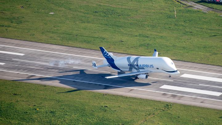 Огромный самолёт Airbus Beluga улетел из Новосибирска