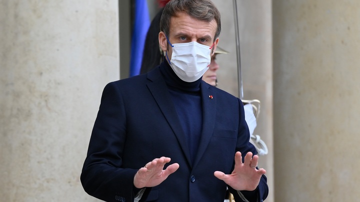 Неслыханная вульгарность: Макрон оскорбил граждан Франции обещанием достать непривитых