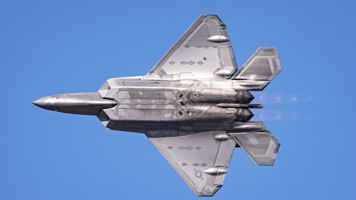 США решили сдержать Россию пятью истребителями: В Польшу перебрасывают F-22