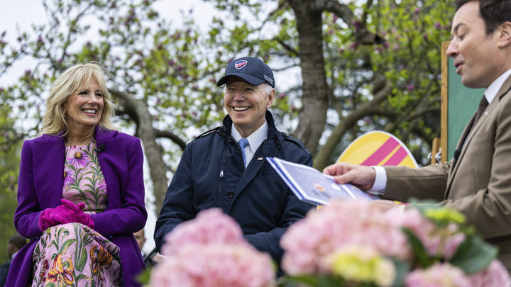Кто командует Байденом? Десятисекундное видео выдало неожиданную правду