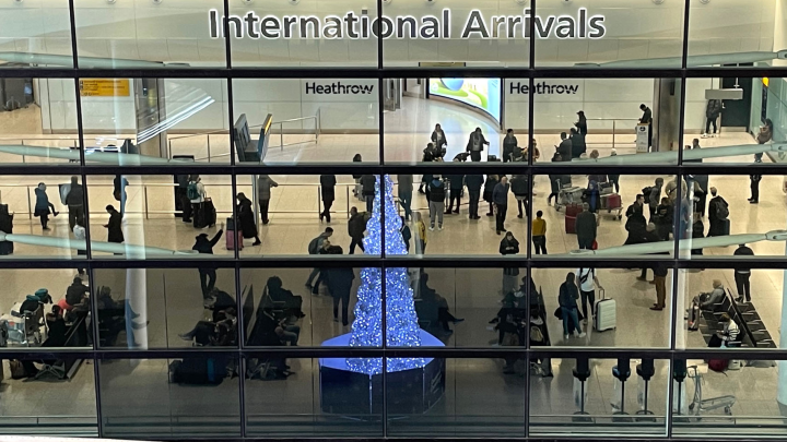 Мощный пожар в аэропорту Лондона: Пламя на километры. Сотни рейсов срочно отменены. Что происходит к этой минуте?