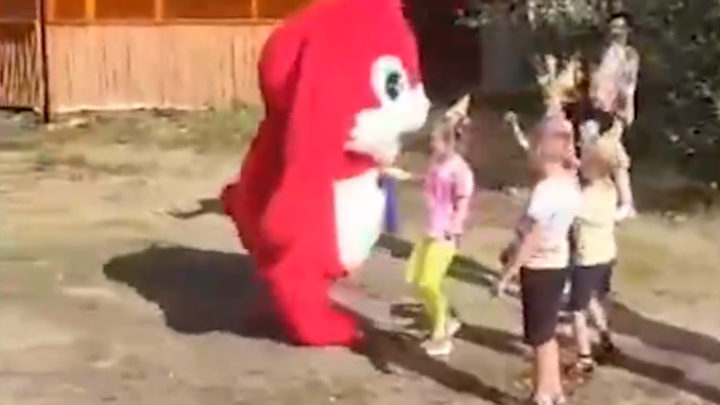 До слёз: в Чебаркуле отец вернулся к дочери с СВО в костюме розового зайца