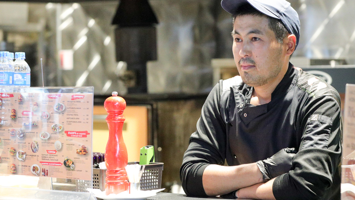 Нет поваров, а виноват рубль. Рестораторы Москвы пожаловались на нехватку мигрантов