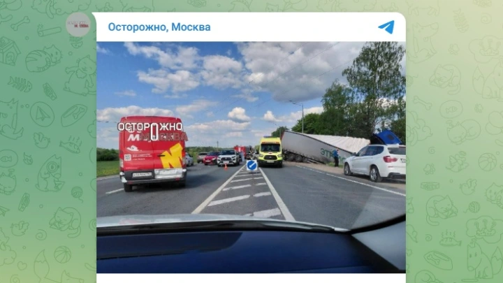 Фура на полной скорости протаранила восемь машин в Подмосковье