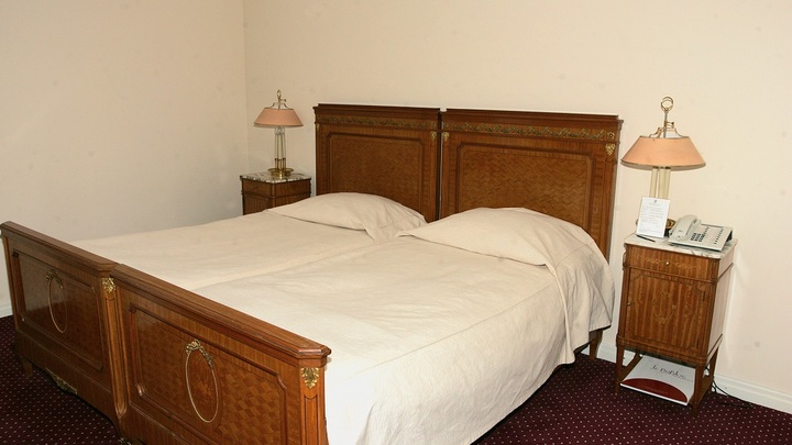 Заправить постель как в отеле: лайфхак с простынёй в видеоинструкции