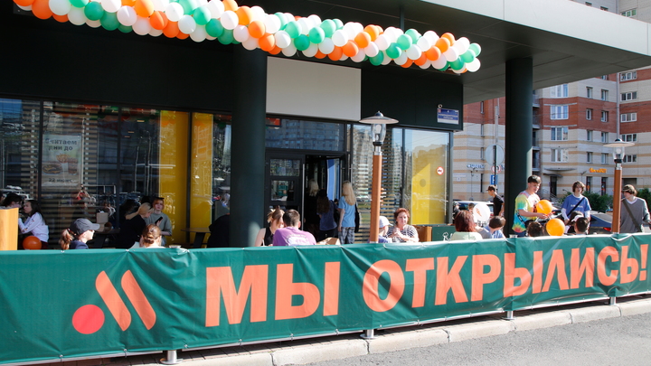 Вывески на ресторанах McDonald’s у метро в Новосибирске поменяли на новые