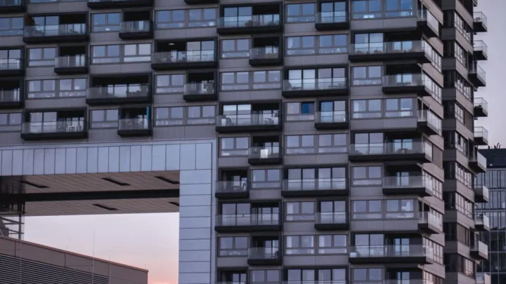 Дорогой обман: около 14,4 миллиона рублей жительница Петербурга отдала аферистам за замену домофона