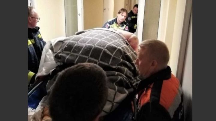 Спасатели из подмосковного Дмитрова помогли 300-килограмовому мужчине попасть в московскую больницу