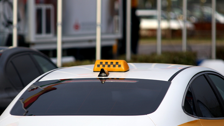 Мигрантам запретят водить автобусы и такси на Колыме. Пока временно