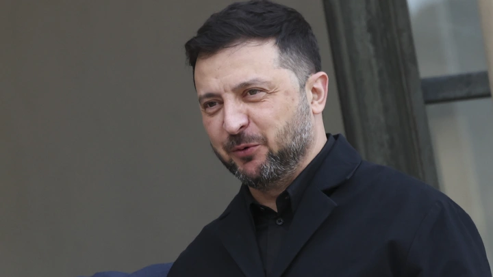 «Страна.ua»: Владимира Зеленского лишат власти и сделают «английской королевой»