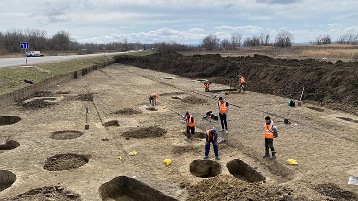 На месте реконструкции дороги в Темрюкском районе нашли древние артефакты