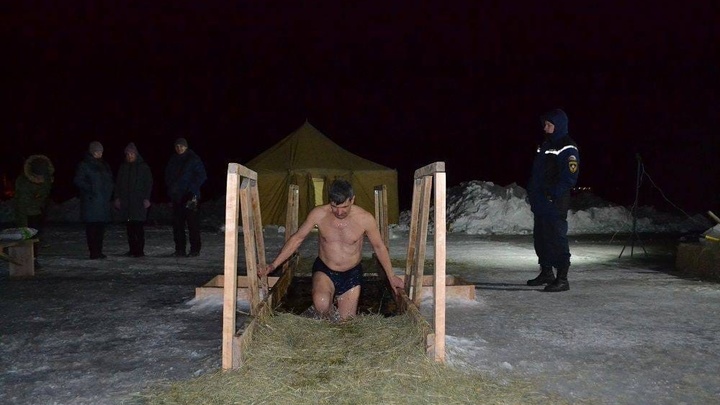 В Челябинске крещенские купели засыпали льдом