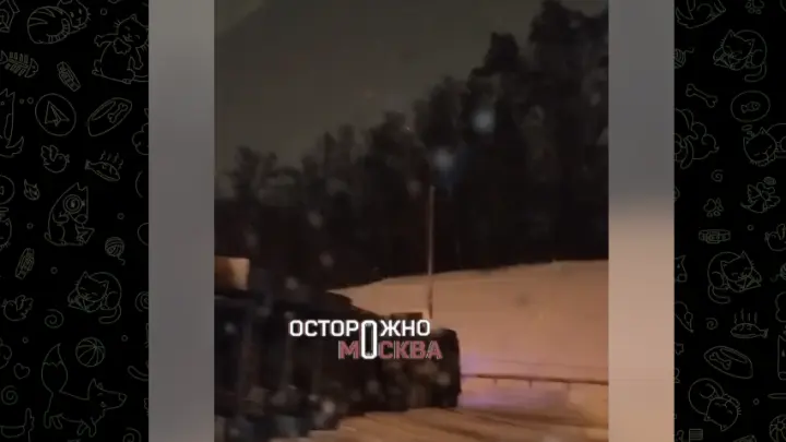 На МКАД из-за упавшей фуры заблокированы две полосы движения