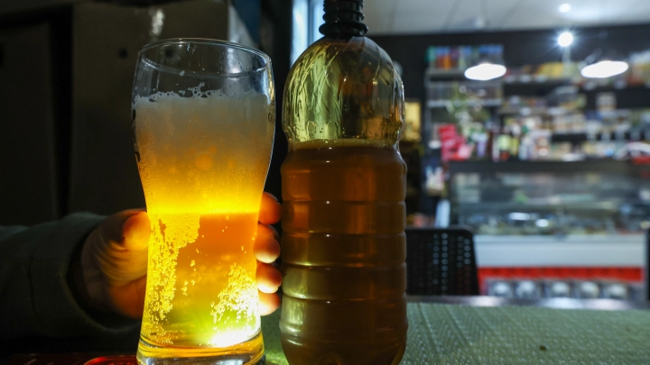 Химик сообщил об опасности алкоголя в пластике