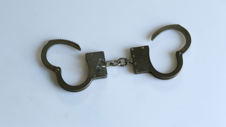 На Урале коллекторы заставили 16-летнюю девочку раздеться и извиниться за долги на видео