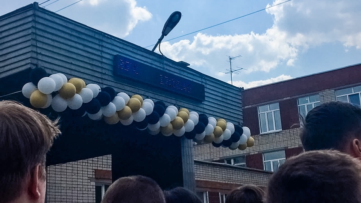 Последние звонки в Челябинске проходят на улице при аномальной жаре +35