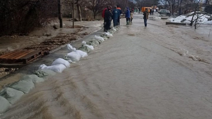 В пригороде Анапы подтопило дороги из-за дождя и таяния снега