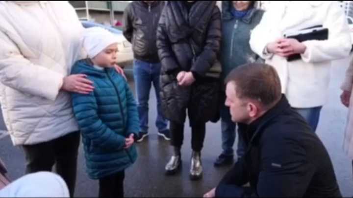 Стихотворение об отце-участнике СВО прочитала мэру Краснодара 8-летняя школьница