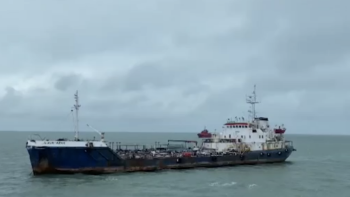 Половина экипажа вернулась на борт танкера, загоревшегося в Чёрном море возле Тамани