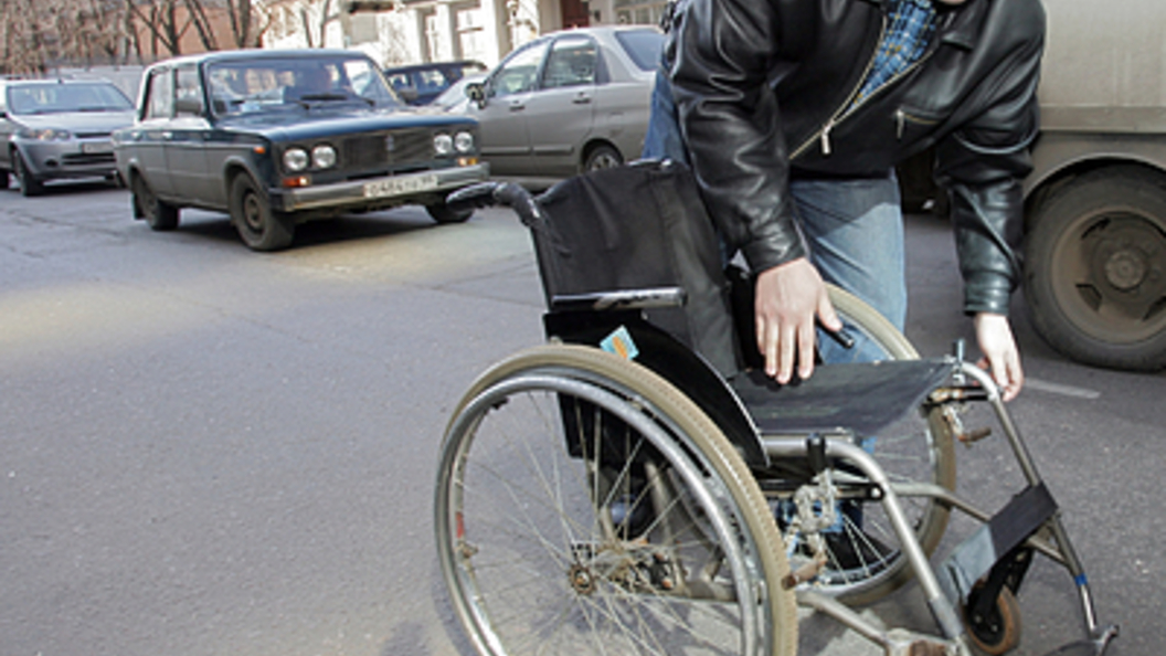 Почему отказала инвалиду. Коляска для инвалидов. Спорт для инвалидов. Мужчина в инвалидном кресле. Инвалиды фото.