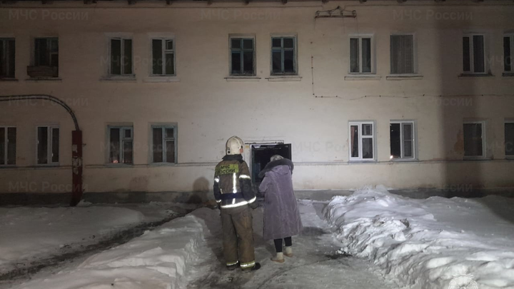 Пожарные и полицейские в Новосибирской области спасли 12 человек из дома с решётками на окнах