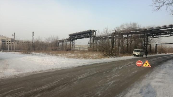Участок Северного шоссе затопило в Новокузнецке из-за порыва трубопровода