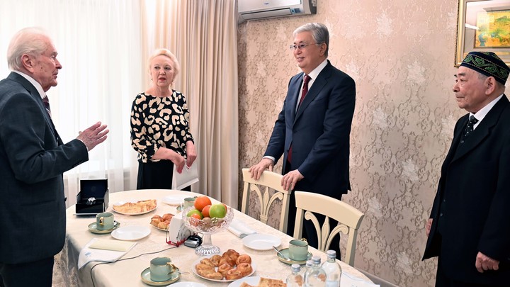 Президент Казахстана Токаев навестил столетнего ветерана ВОВ: Мы ценим тех, кто прошел дороги войны