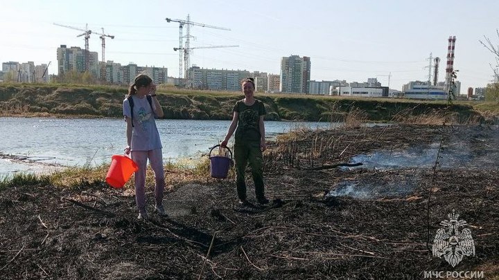 Прибежали с ведрами: в Челябинске пожар на берегу Миасса помогали тушить местные жители