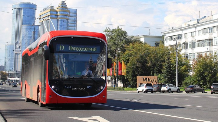 В Челябинске в троллейбусе N 19 установили аппарат для налички