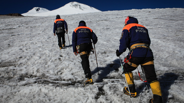 Самарского альпиниста, сорвавшегося в расщелину на Эльбрусе, спасли