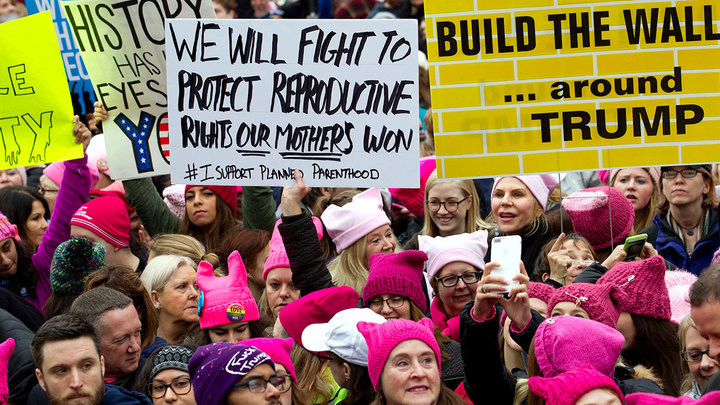 Розовые шапки стали марионетками мужчин