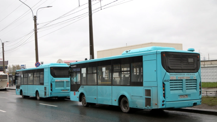 Яма на дороге: в Самаре пассажирский автобус сел на брюхо и перегородил трассу