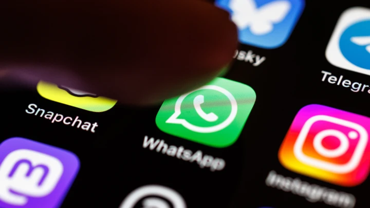 Артёмий Лебедев обозвал WhatsApp дырявой помойкой и похвалил Telegram
