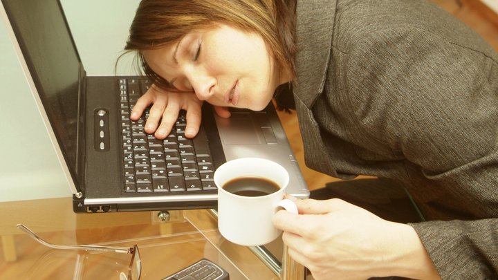 Полуночники толстеют и психуют: Диетолог рассказала о последствиях недосыпа