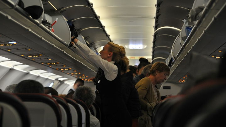 Водопроводная вода и много натрия: чем опасны напитки на борту самолета
