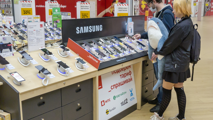 Наглая кража телефонов из магазина сотовой связи в Санкт-Петербурге попала на видео