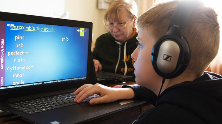 Скука, безделье и усталость: Дистанционка перенесла жизнь детей в мир вечного января