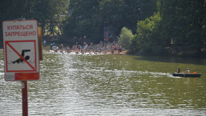 В районе Моста поцелуев Краснодара едва не утонул пьяный парень