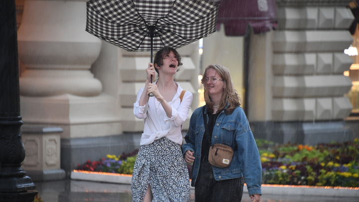 Синоптики предупредили о затяжных ливнях с грозами в Свердловской области