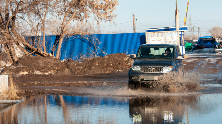 Водитель на УАЗе атаковал здание военкомата в Гусь-Хрустальном с поджогом авто