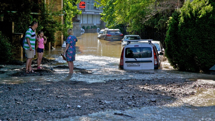 В Архипо-Осиповке из-за сильных дождей вышла из берегов река Вулан