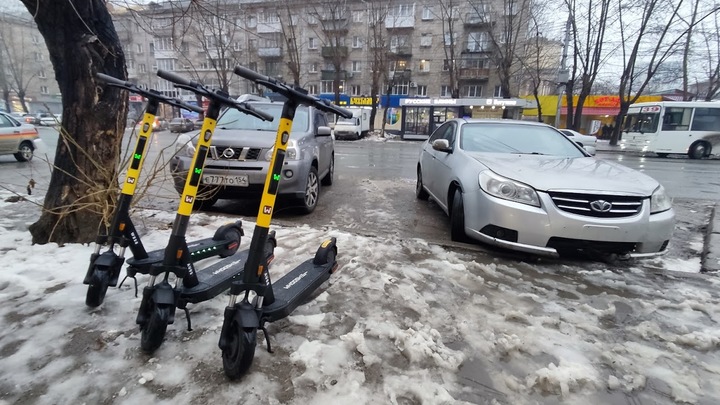 Мэрия Новосибирска пригрозила изымать неправильно припаркованные электросамокаты