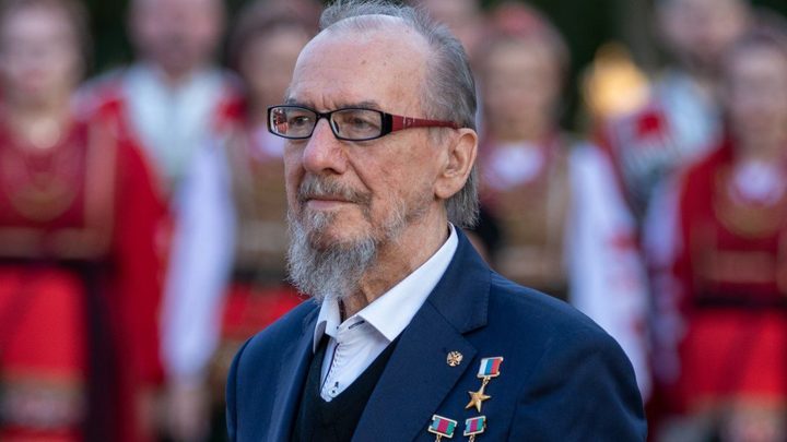 Прокуратура вернула в полицию дело о порче баннеров к 85-летию Виктора Захарченко