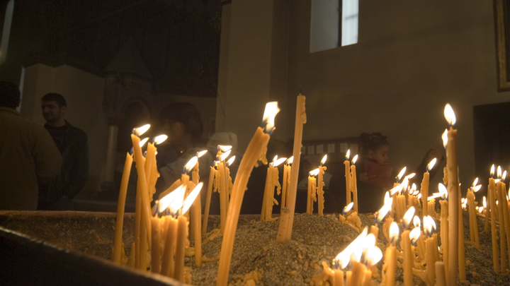 Мигранта, затушившего свечи в православном храме в Москве, не накажут - будут лечить