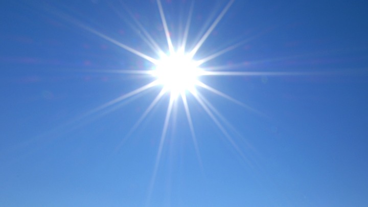 Только не сметана! Врачи рассказали, как помочь коже при солнечном ожоге